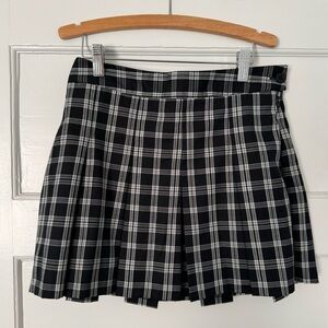 H&M plaid pleated skirt in navy & white - like new!